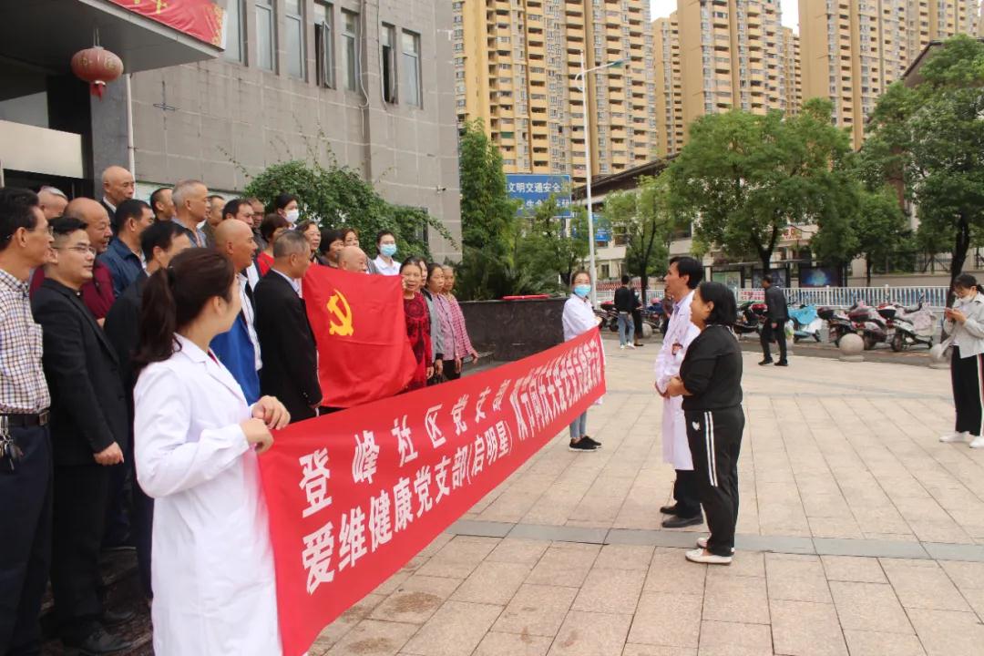 党支部书记张付生院长向老党员们致敬
